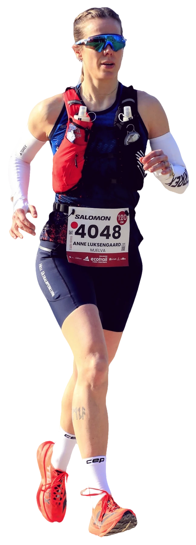 Anne Mjelva løper mot kamera med startnummer 4048 under EcoTrail Paris 2026.