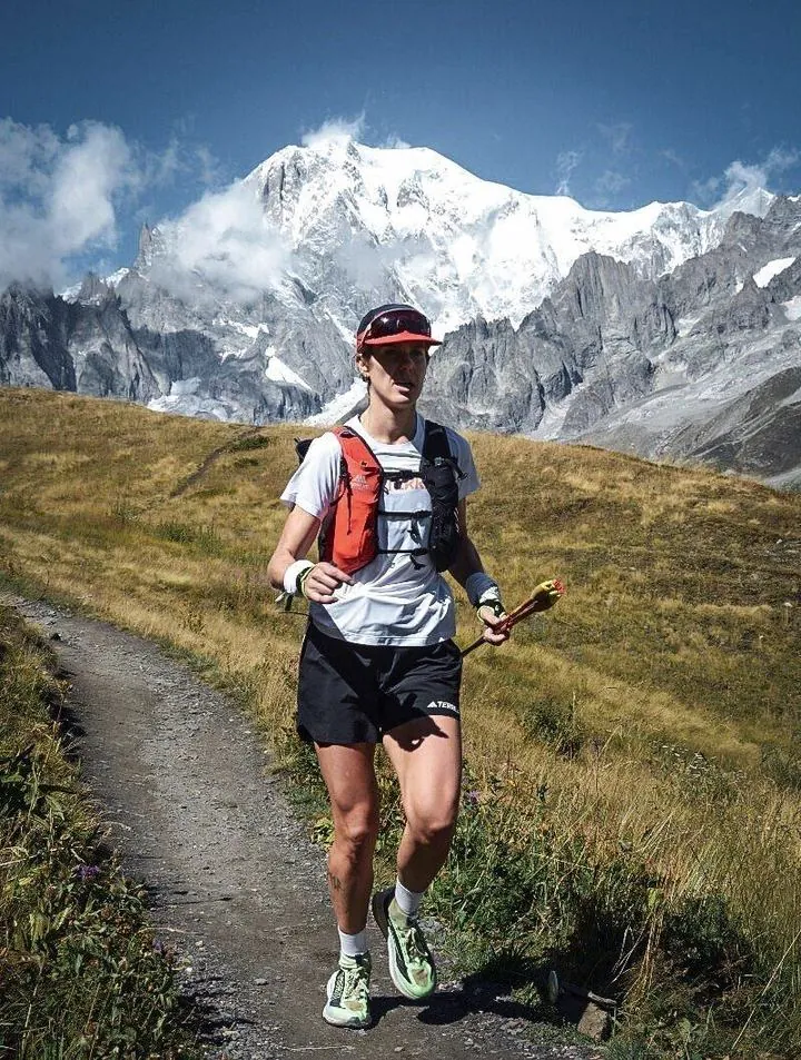 Anne Mjelva løper på sti i Alpene.